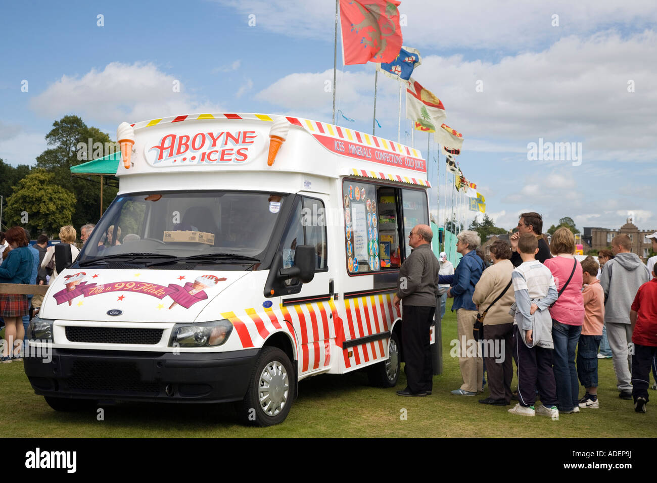 Mobile Ice Cream van e la folla a Aboyne Giochi delle Highland Scozia uk Foto Stock