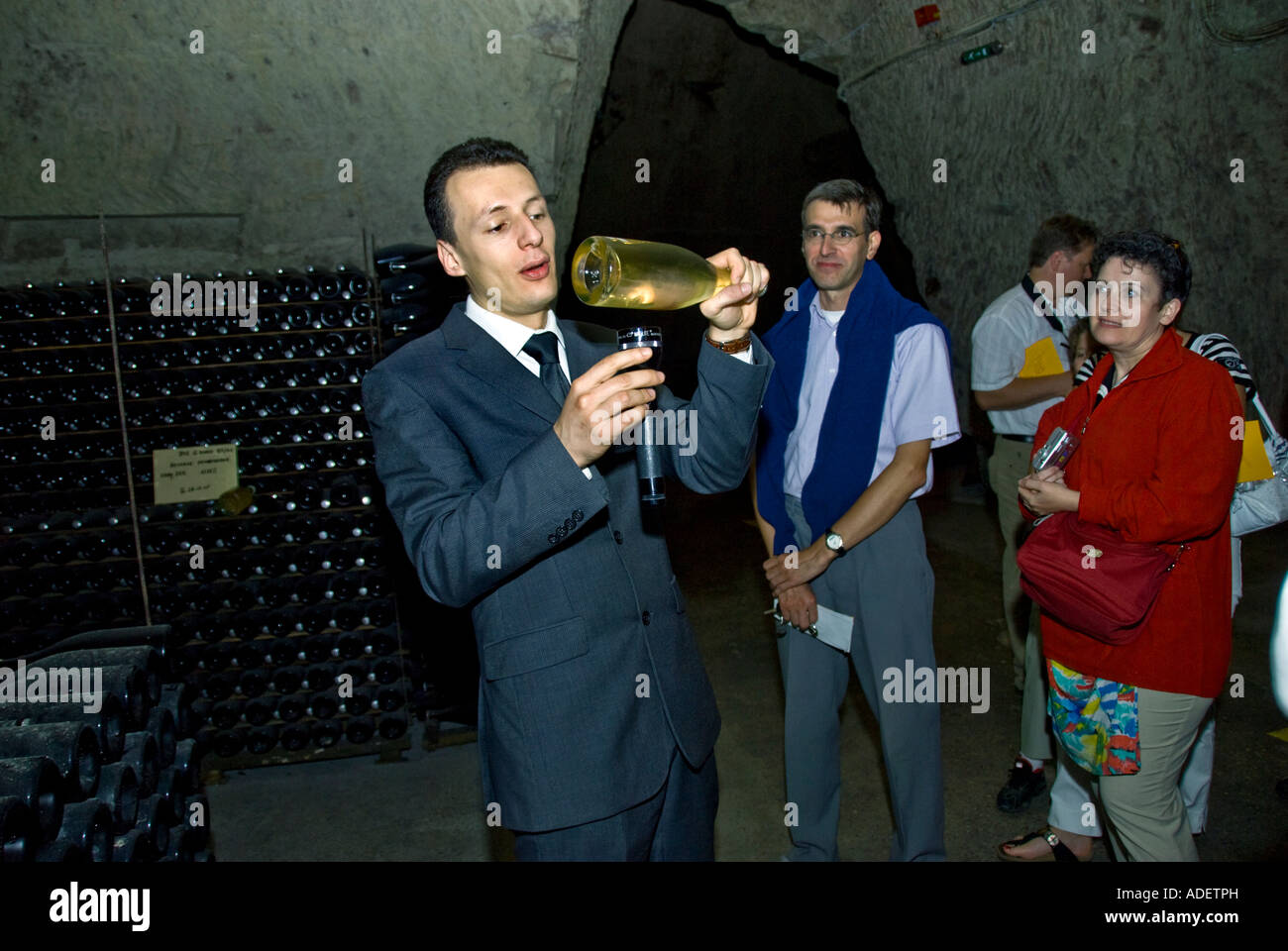 Reims Francia, Champagne Company 'Veuve Clicquot Ponsardin' turisti in  visita alla grotta di Champagne, guida turistica con Flash Light Holding  bottle Cellar Foto stock - Alamy