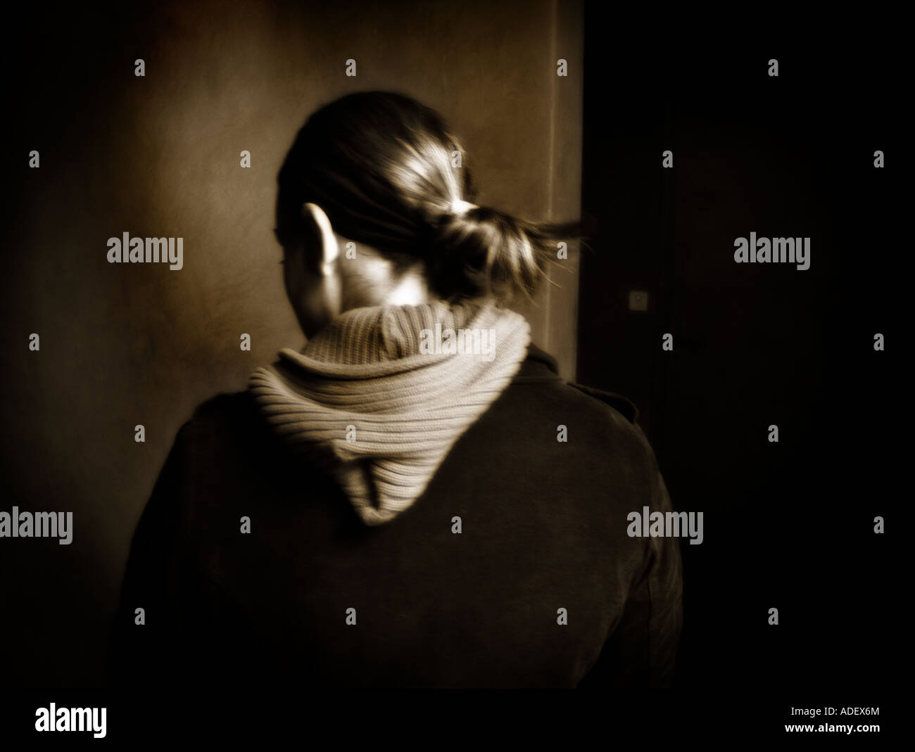 Donna andando però un corridoio Foto Stock