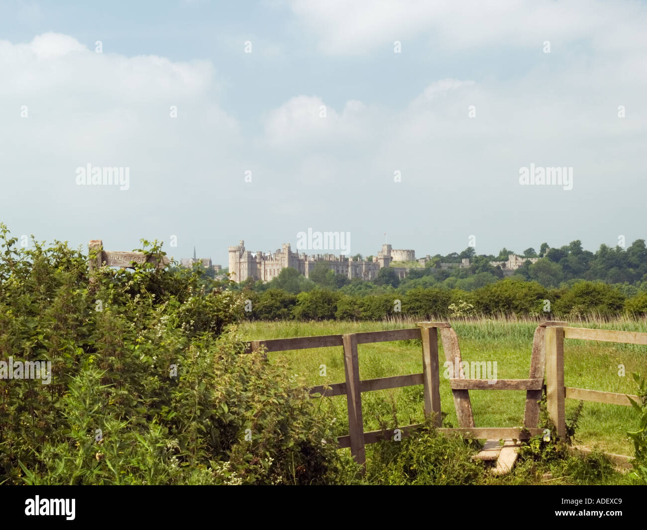 Il sentiero E STILE sul terrapieno del fiume Arun Arundel West Sussex England Regno Unito Foto Stock
