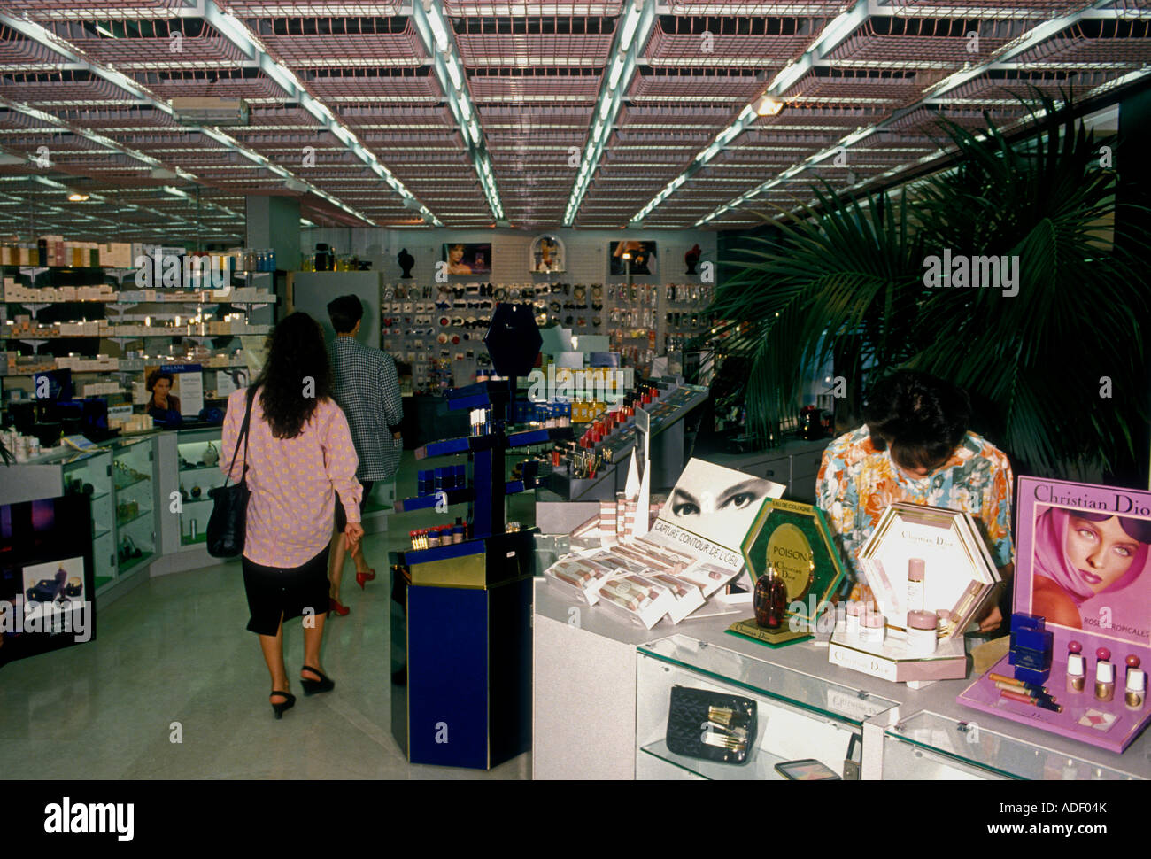 Francese, donna francese, acquirente, shopping, commessa, salesclerk, al lavoro, profumeria, parfumerie, Les Mureaux, Ile-de-France, Francia Foto Stock