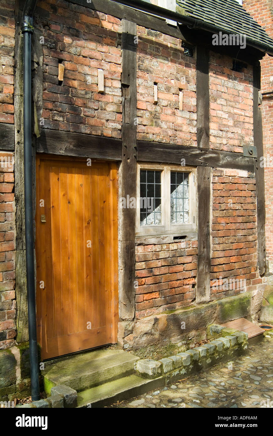Villetta a schiera in fase di restauro nel villaggio di grande Budworth nel Cheshire England Regno Unito Foto Stock
