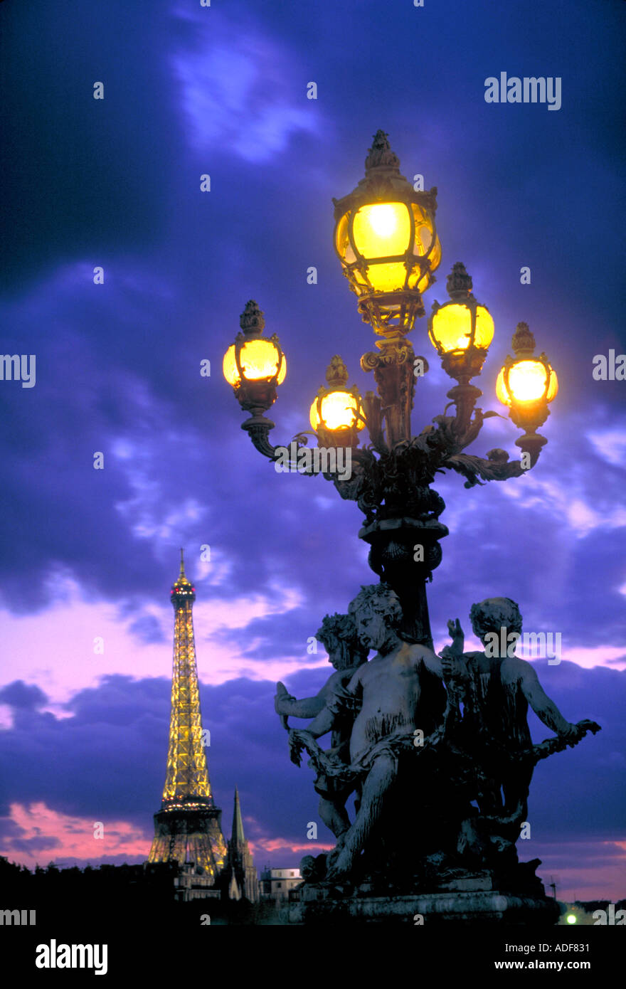 Europa francia Luci di Parigi Pont Alexander Bridge Torre Eiffel al tramonto Foto Stock