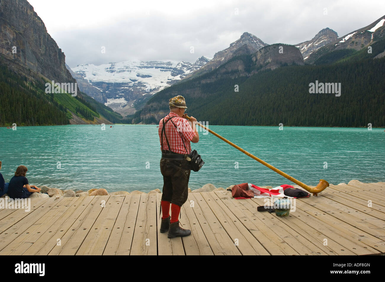 L'uomo gioca un Alpenhorn Foto Stock