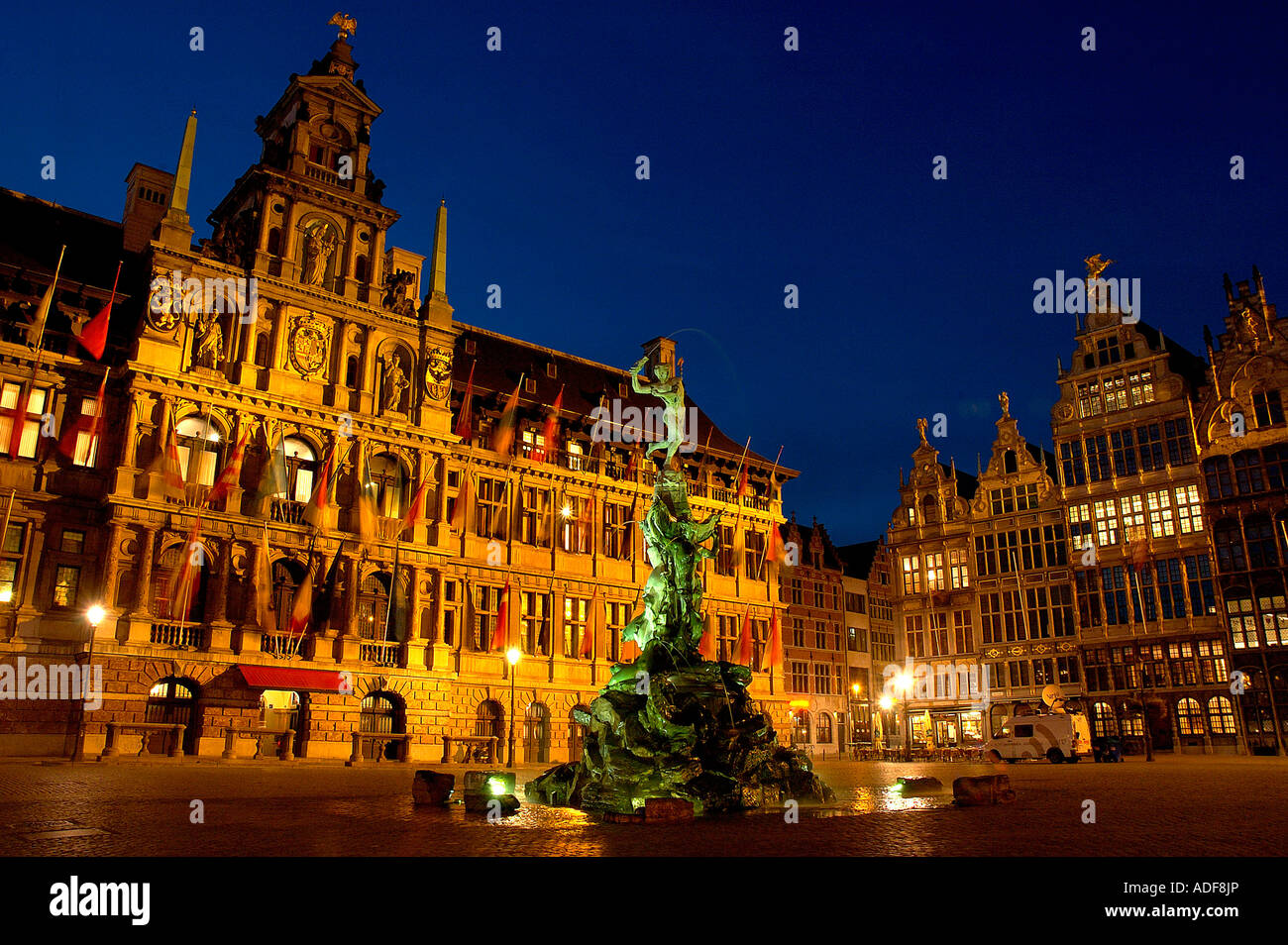 Belgio Anversa Brabo fontana il Municipio e le case delle corporazioni di notte Foto Stock