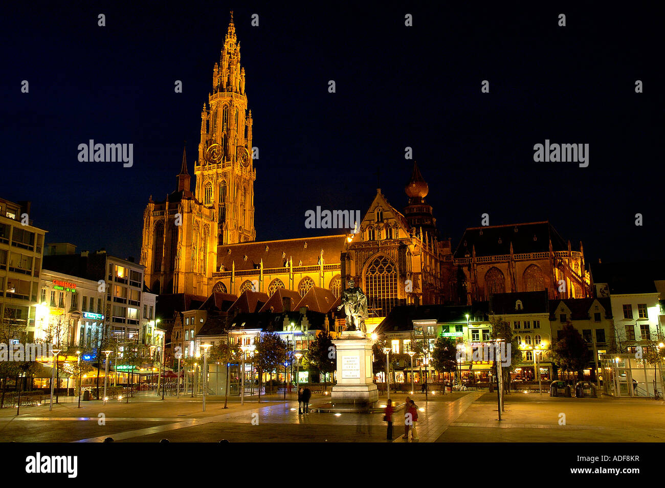 Belgio Anversa Cattedrale e Groen Plaats Green Place di notte Foto Stock