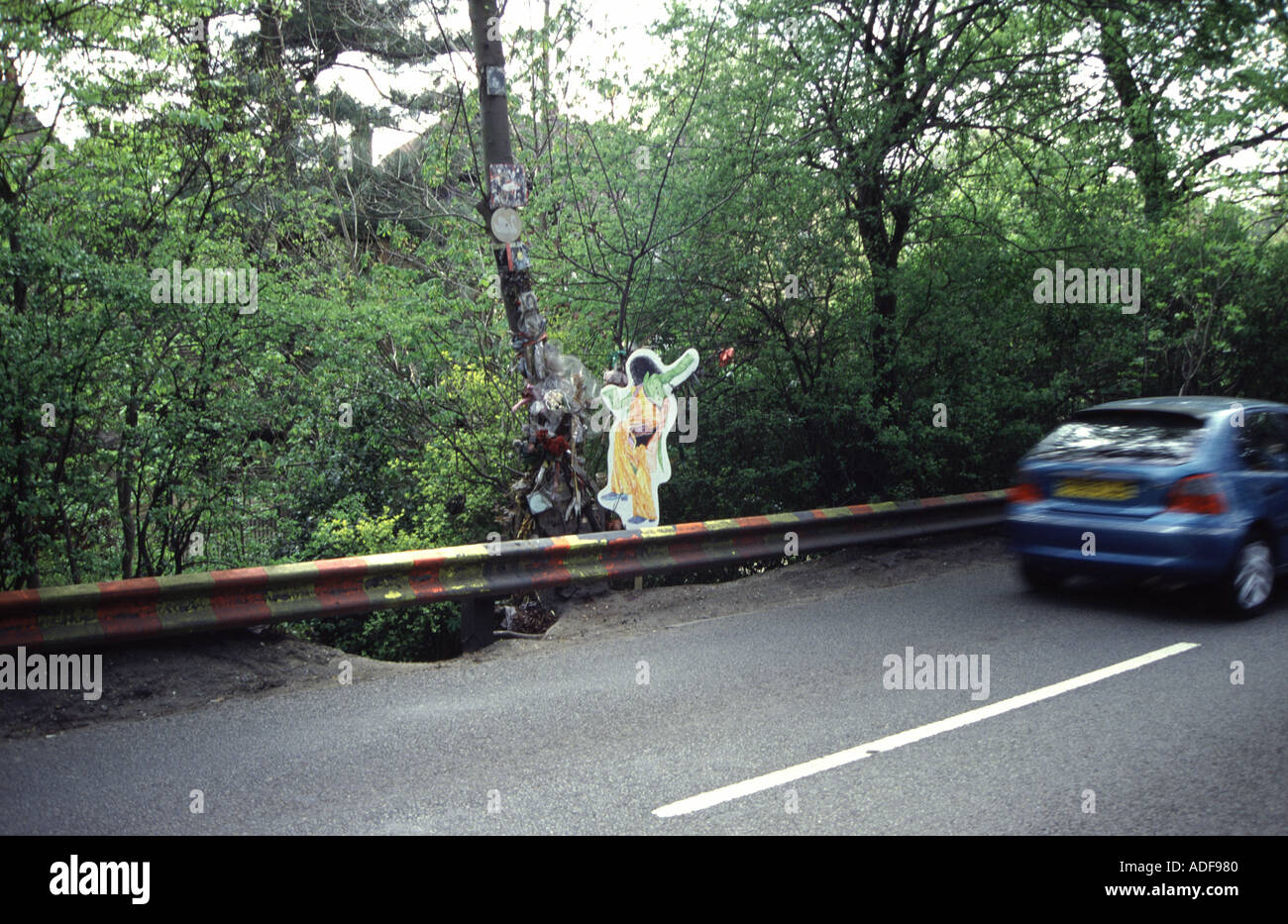 Sito dove Marc Bolan morì quando la sua auto si è schiantato nella struttura in Queens Ride Barnes a Londra Tree è decorata da ventilatori Foto Stock