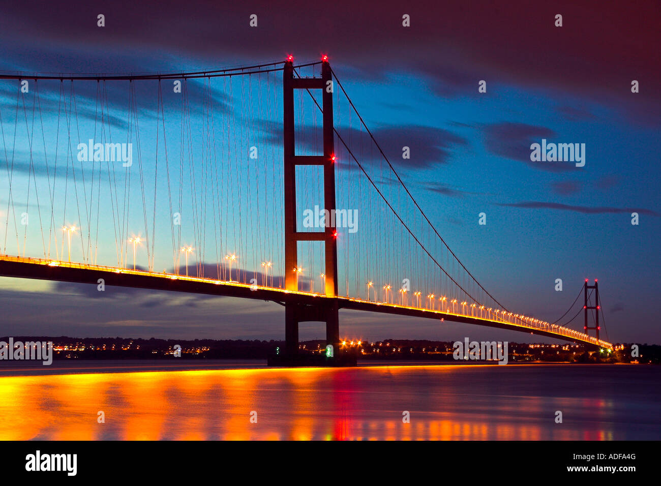 Humber Suspension Bridge a East Riding dello Yorkshire, Regno Unito di notte Foto Stock