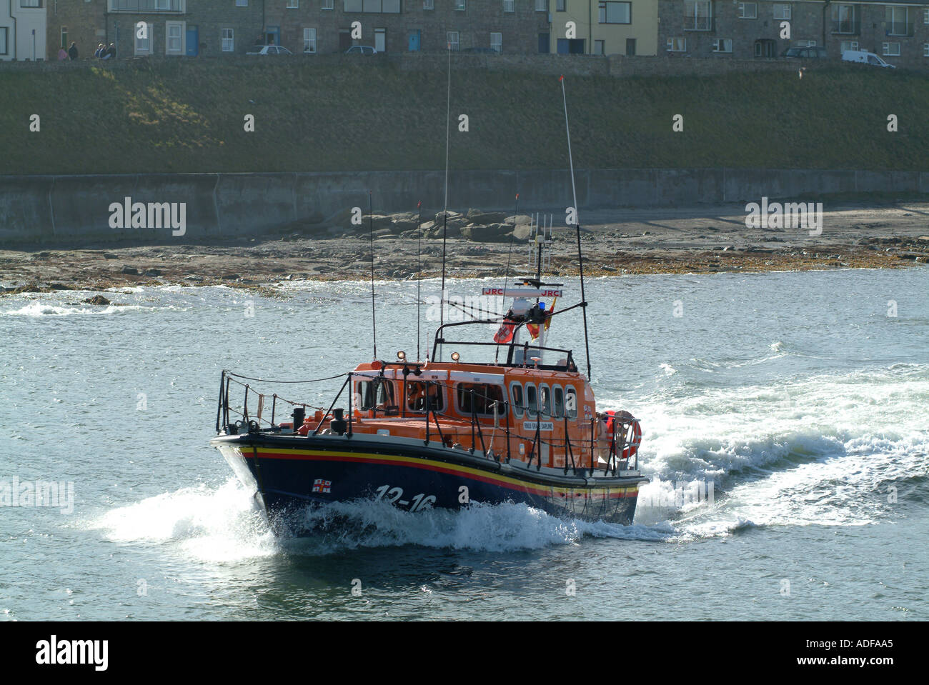 Scialuppa di salvataggio Seahouses grazia lasciando il Darling Harbour su esercizio Northumberland England Regno Unito Foto Stock