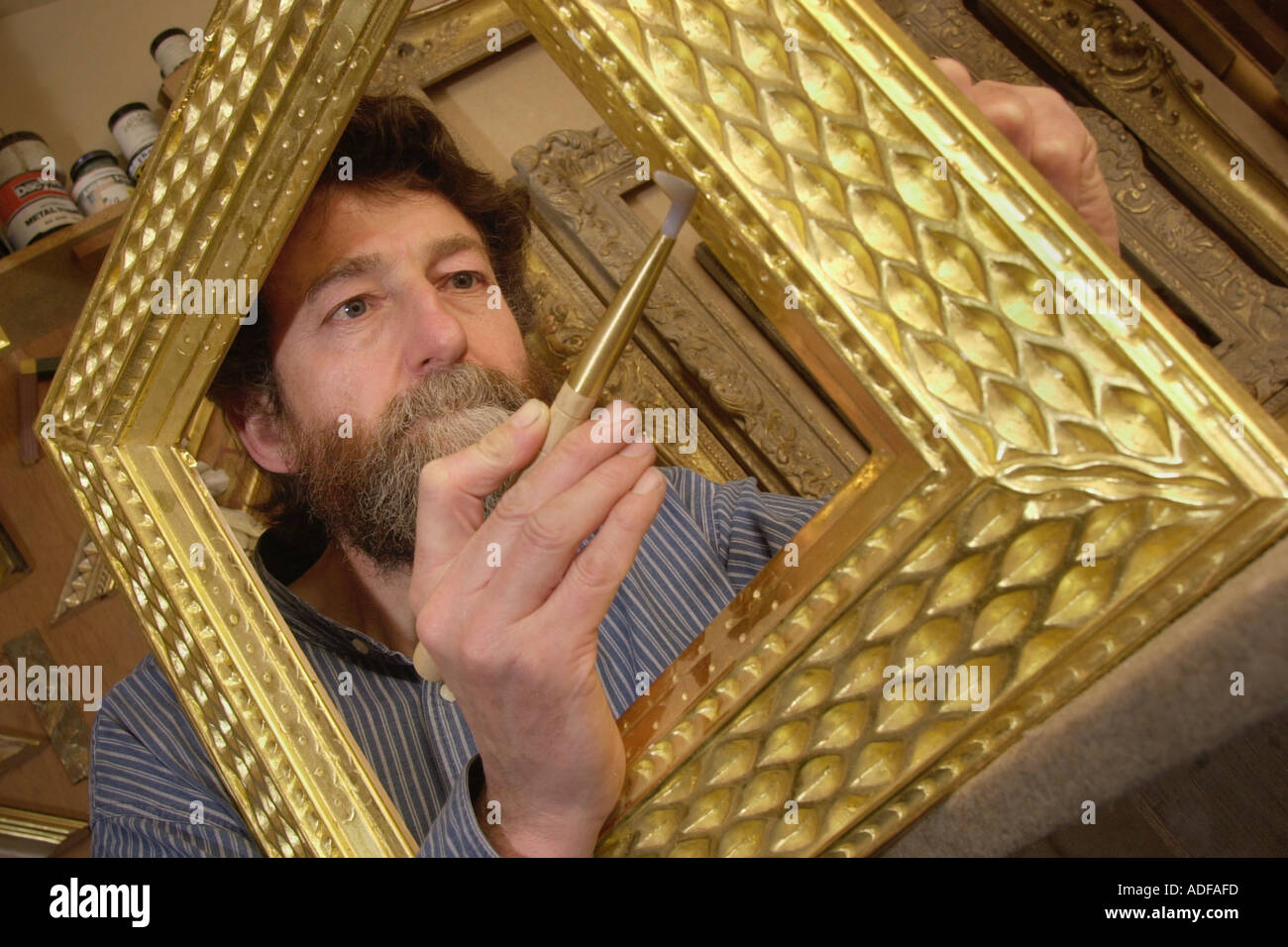 Gilder John Poole brunitura un scolpito su misura la cornice in foglia oro dorato acqua England Regno Unito Foto Stock