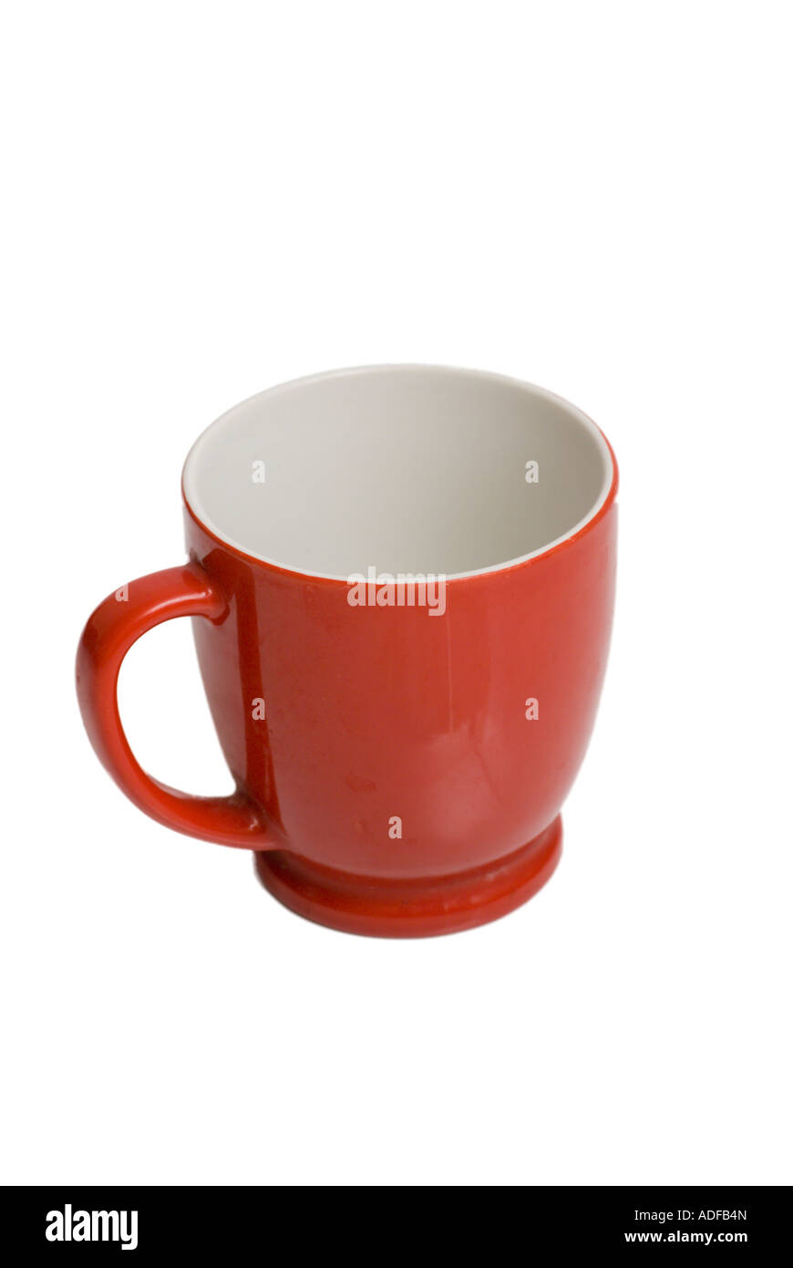 Red tazza da caffè su sfondo bianco isolato Foto Stock