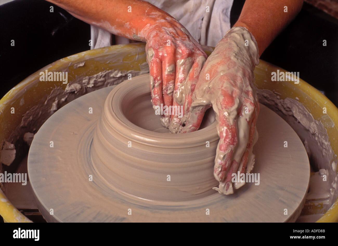 Essendo in ceramica realizzati da vicino delle mani e argilla Foto Stock