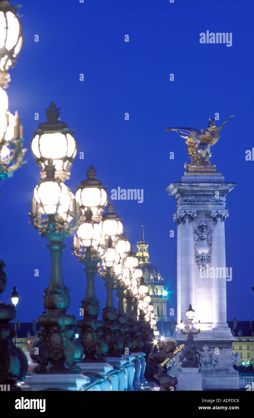 Francia Paris Pont Alexandre III ornato di lampade accese Foto Stock