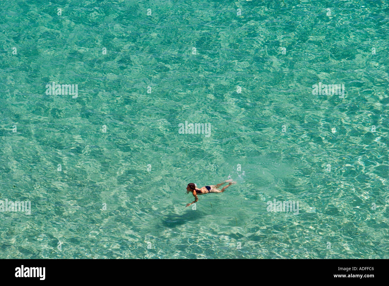 Nuotatore in Cala Parroig Ibiza Foto Stock