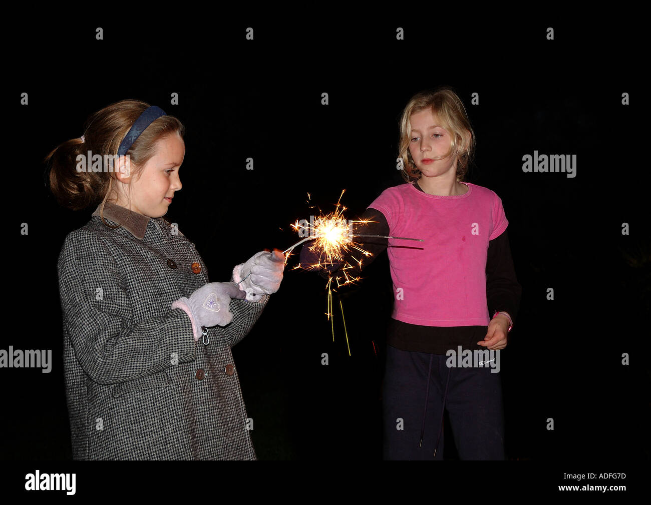 Bambini che giocano con botti sulla notte dei falò Foto Stock