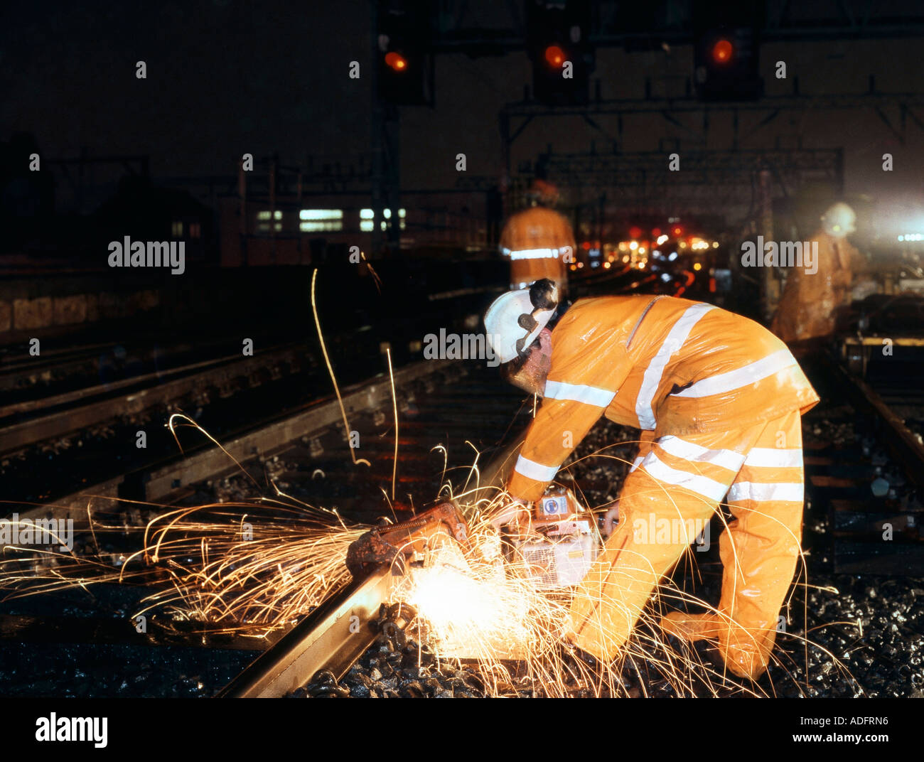 Il personale addetto alla manutenzione ferroviaria svolge di notte lavori di manutenzione su binari ferroviari nel Regno Unito. Foto Stock