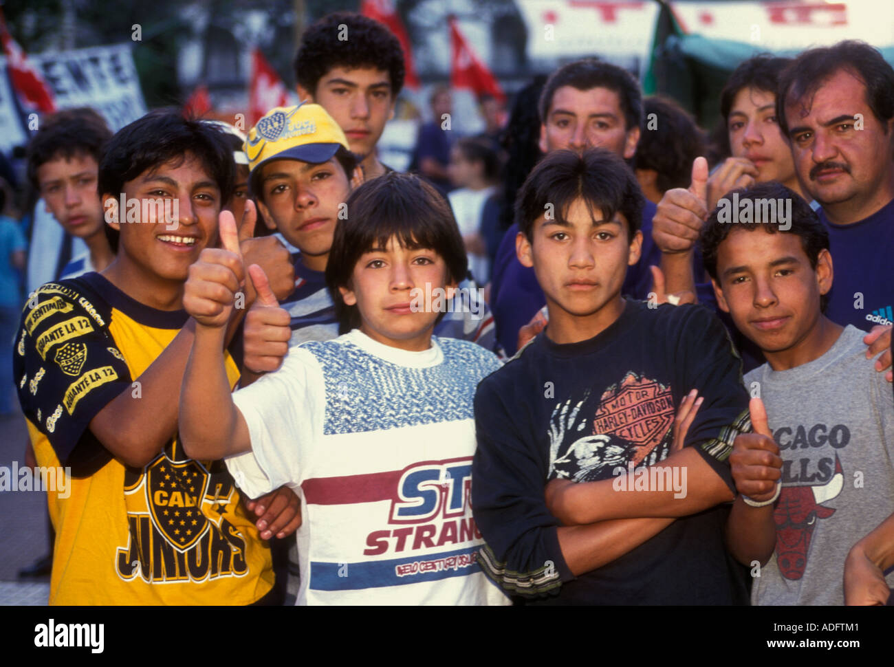 Ragazzi adolescenti, maschio teens, Plaza de Mayo, Buenos Aires, Argentina Foto Stock