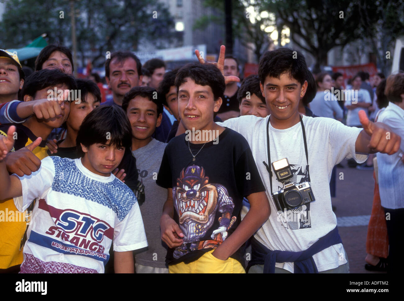 Gli argentini popolo argentino persona teen teens teenage ragazzi adolescenti maschi ragazzi Plaza de Mayo Buenos Aires Argentina Foto Stock