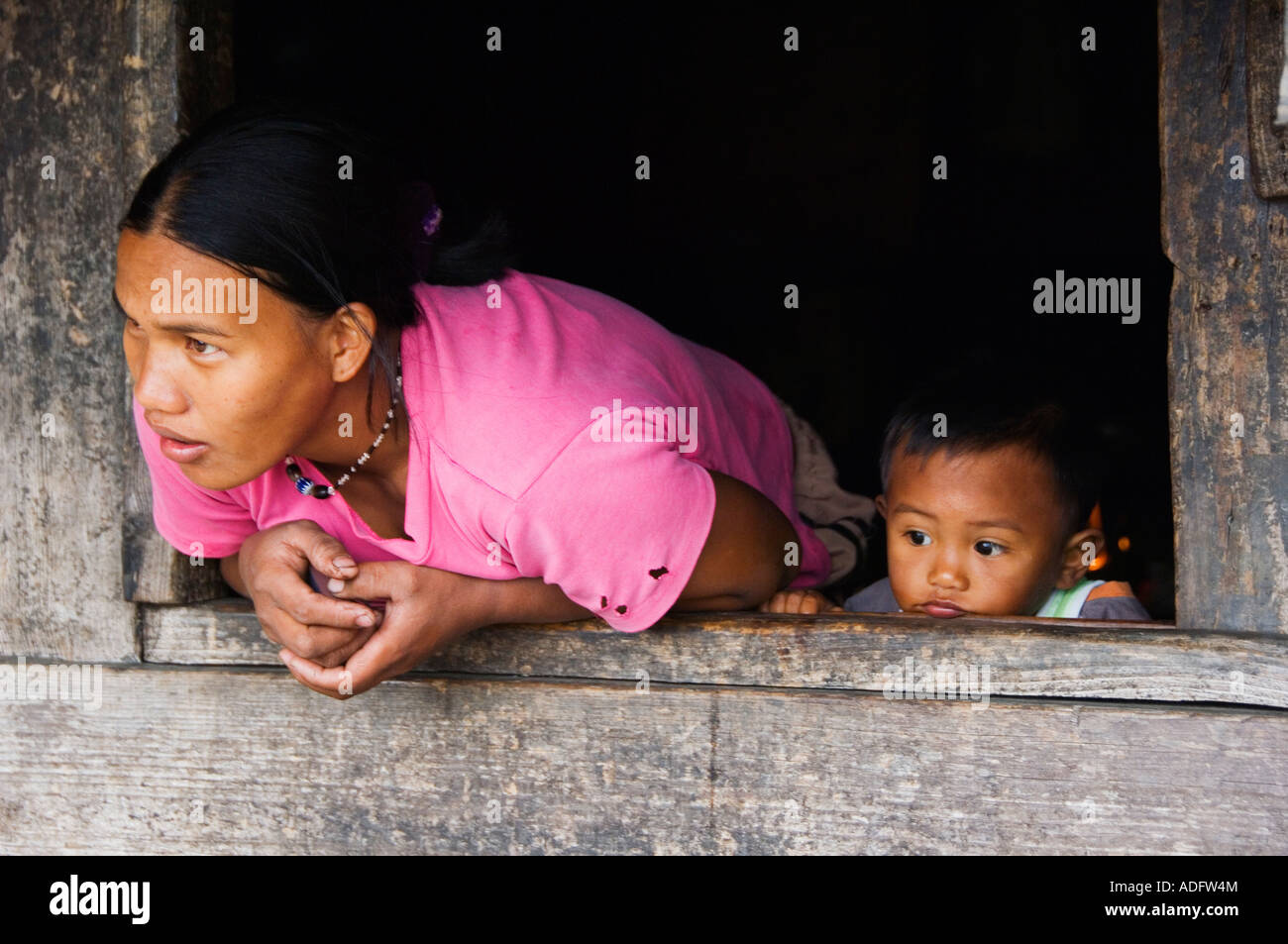 Filippine isola di Luzon Cordillera Mountains Kalinga Provincia Tinglayan Comune Locale di bambino e la madre nel villaggio Dananao Foto Stock