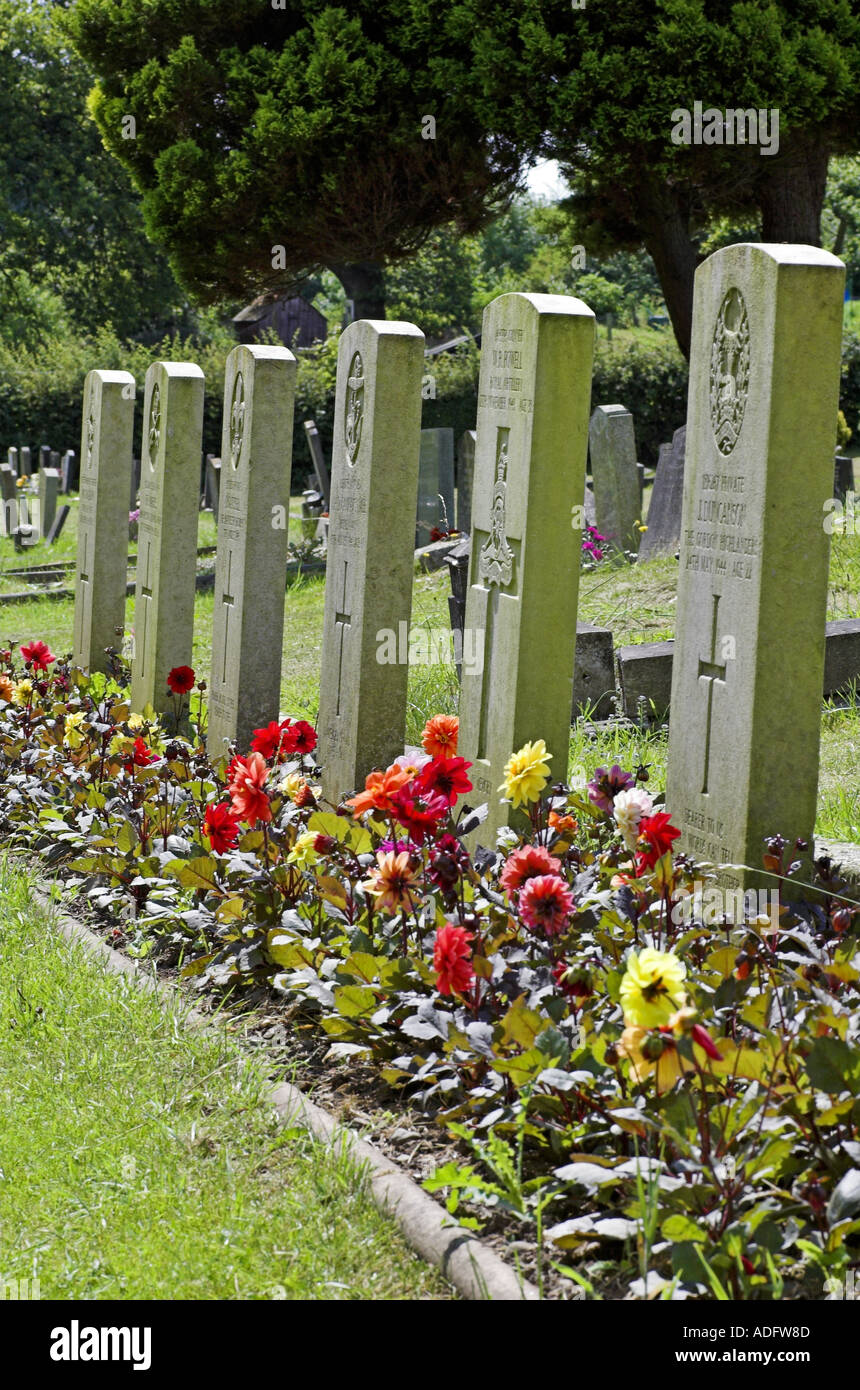 Una fila di sei tombe dove i membri delle forze armate sono sepolti in una tomba in cortile e cimitero Foto Stock