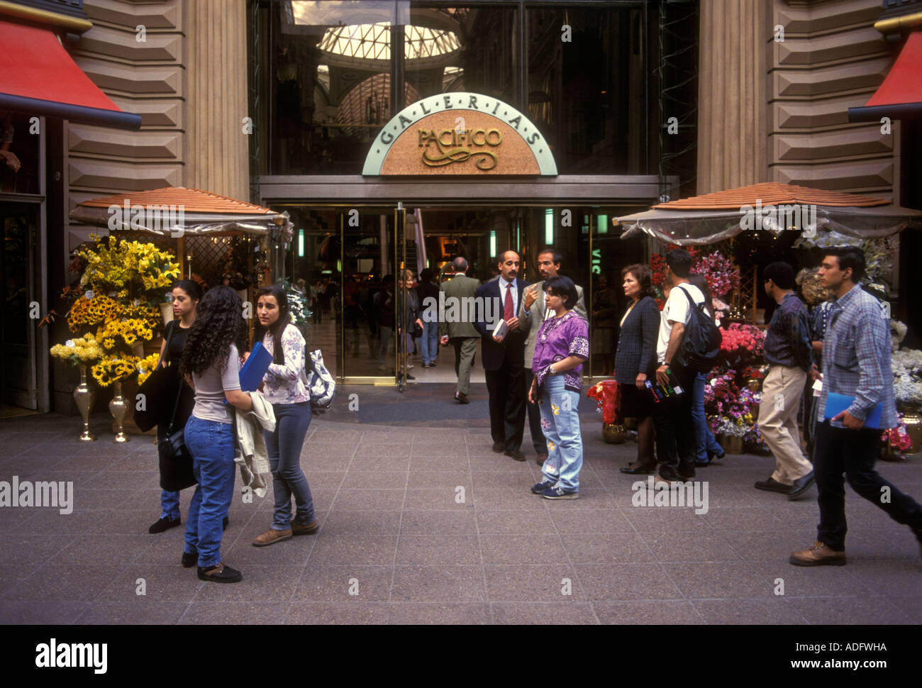 Popolo argentino, shoppers, shopping, Galerias Pacifico Shopping Mall, Calle Florida, Buenos Aires, Provincia di Buenos Aires, Argentina, Sud America Foto Stock