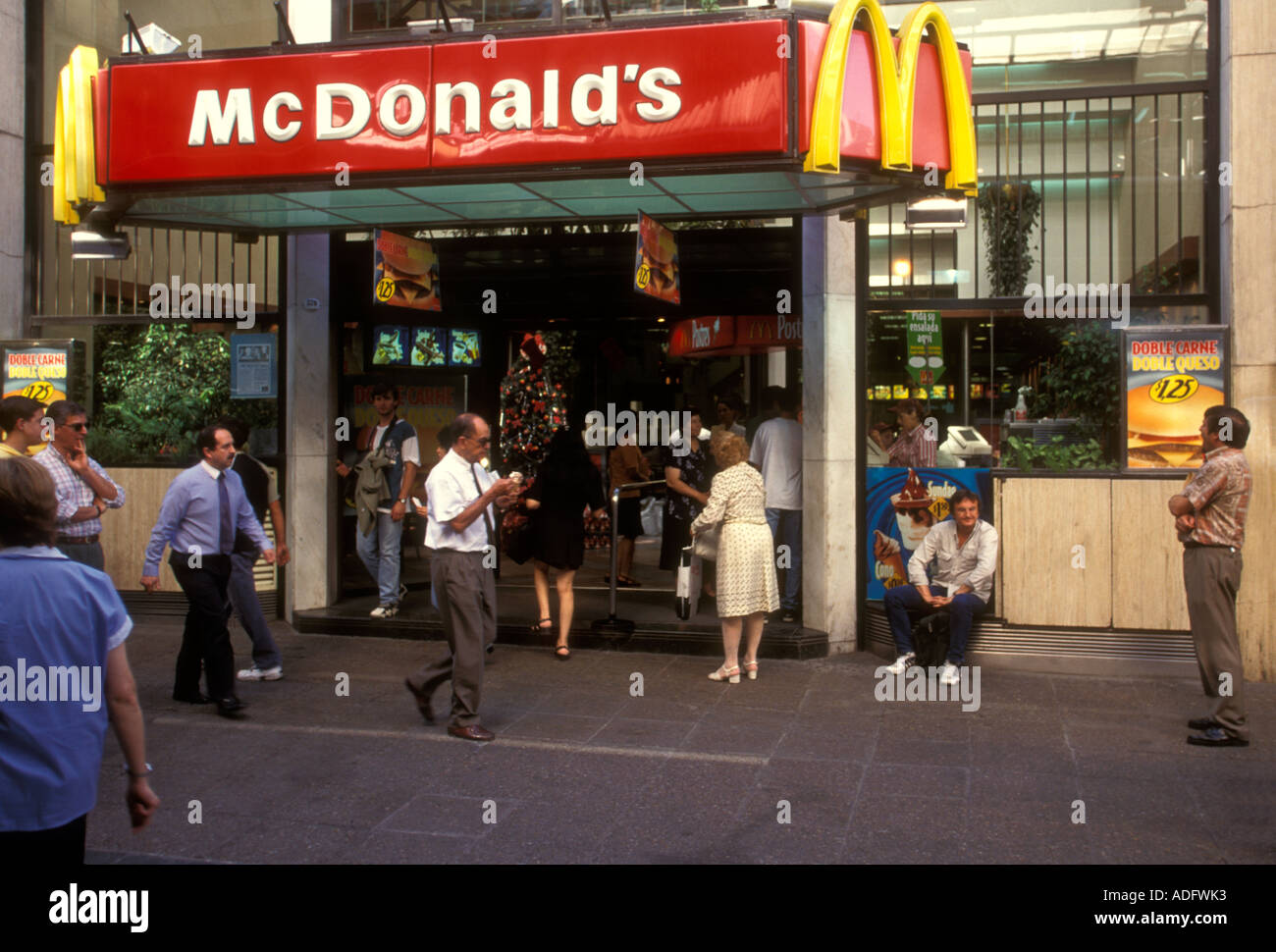 Gli argentini popolo argentino ristorante McDonald's lungo la Calle Florida Provincia di Buenos Aires Argentina America del Sud Foto Stock