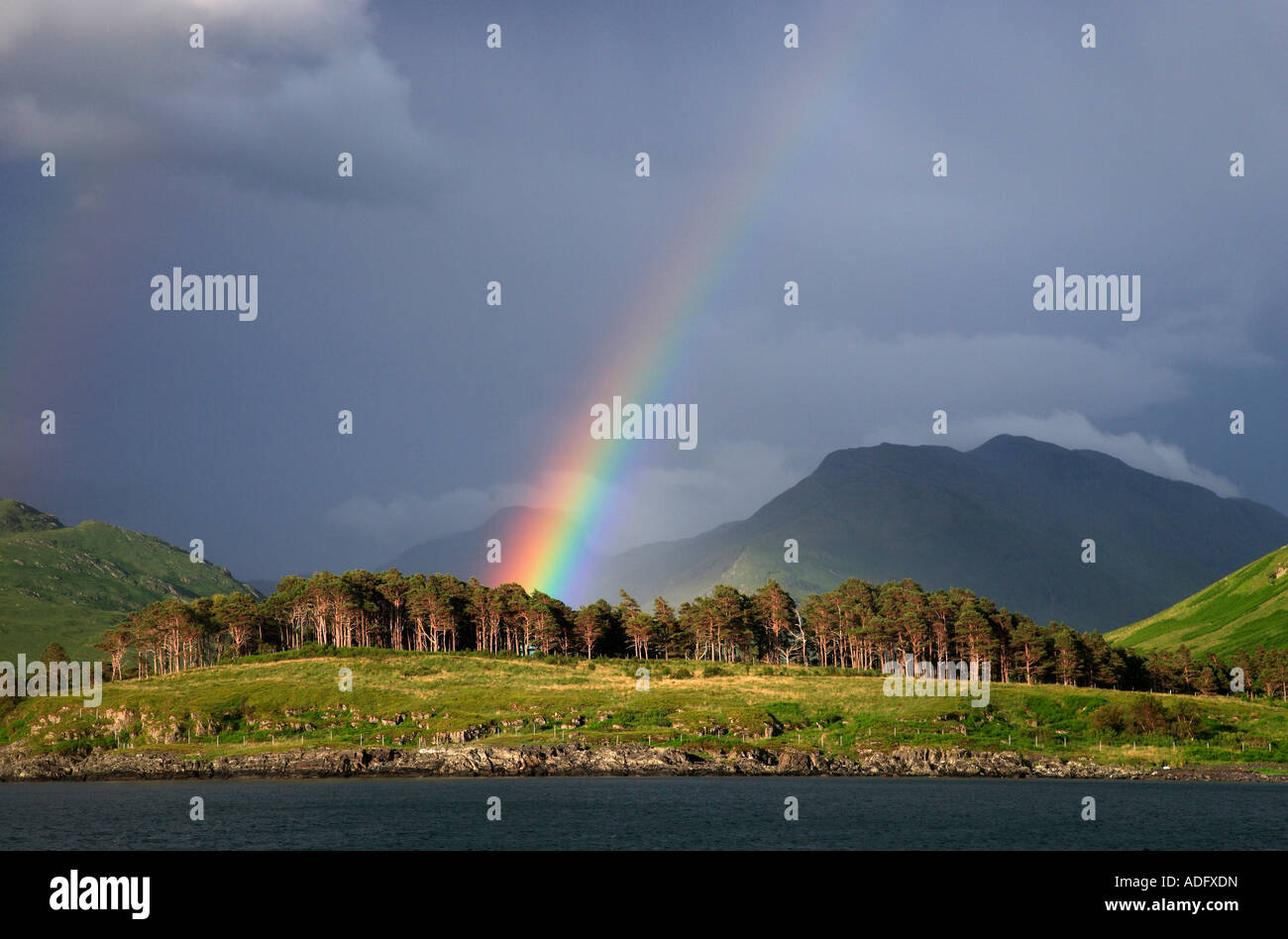 Un arcobaleno e meditabondo Dark Sky fare uno sfondo drammatico di KNOYDART INVERIE. Foto Stock