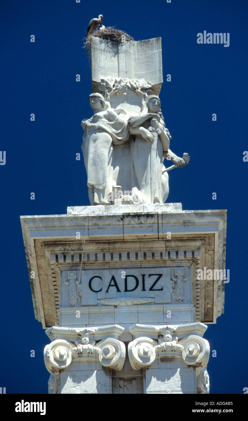 La nidificazione delle cicogne sulla parte superiore di un montante monumento a Cadiz Spagna Foto Stock