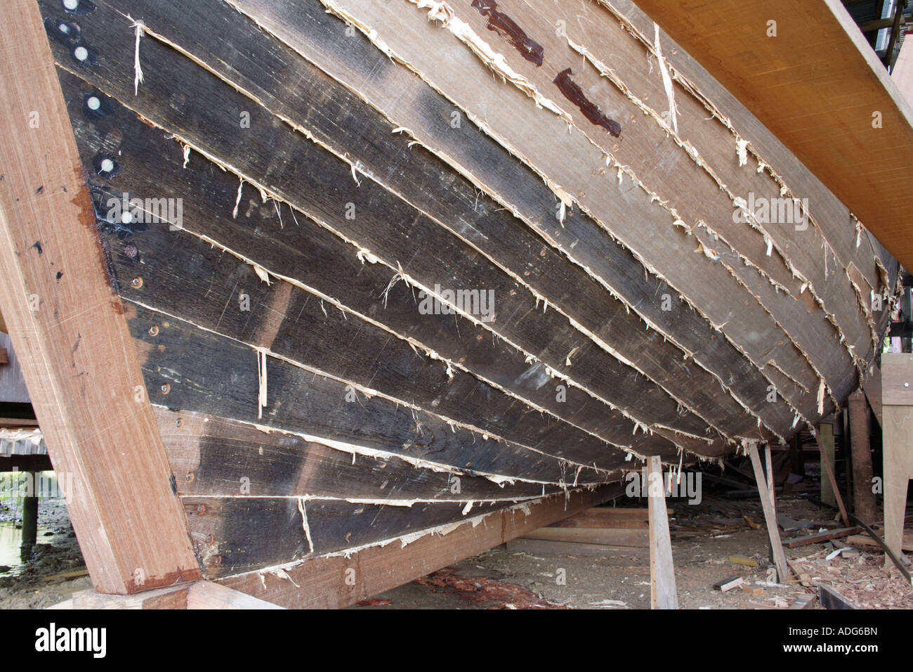 Fare una nuova barca di legno usando il metodo tradizionale a Pulau Duyong a Terengganu, Malesia. Foto Stock