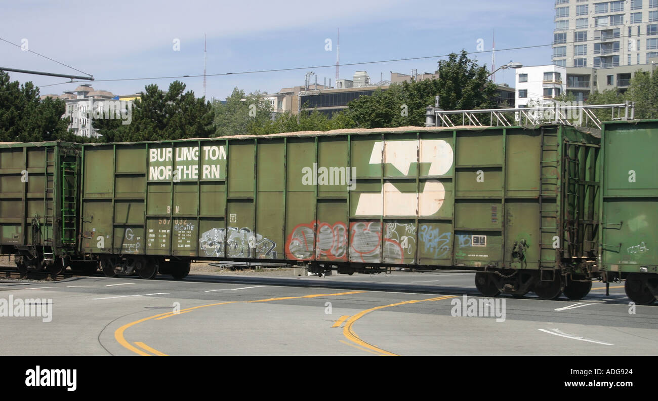 Burlington Northern Railroad nolo auto in grado attraversando il centro cittadino di Seattle WA Foto Stock