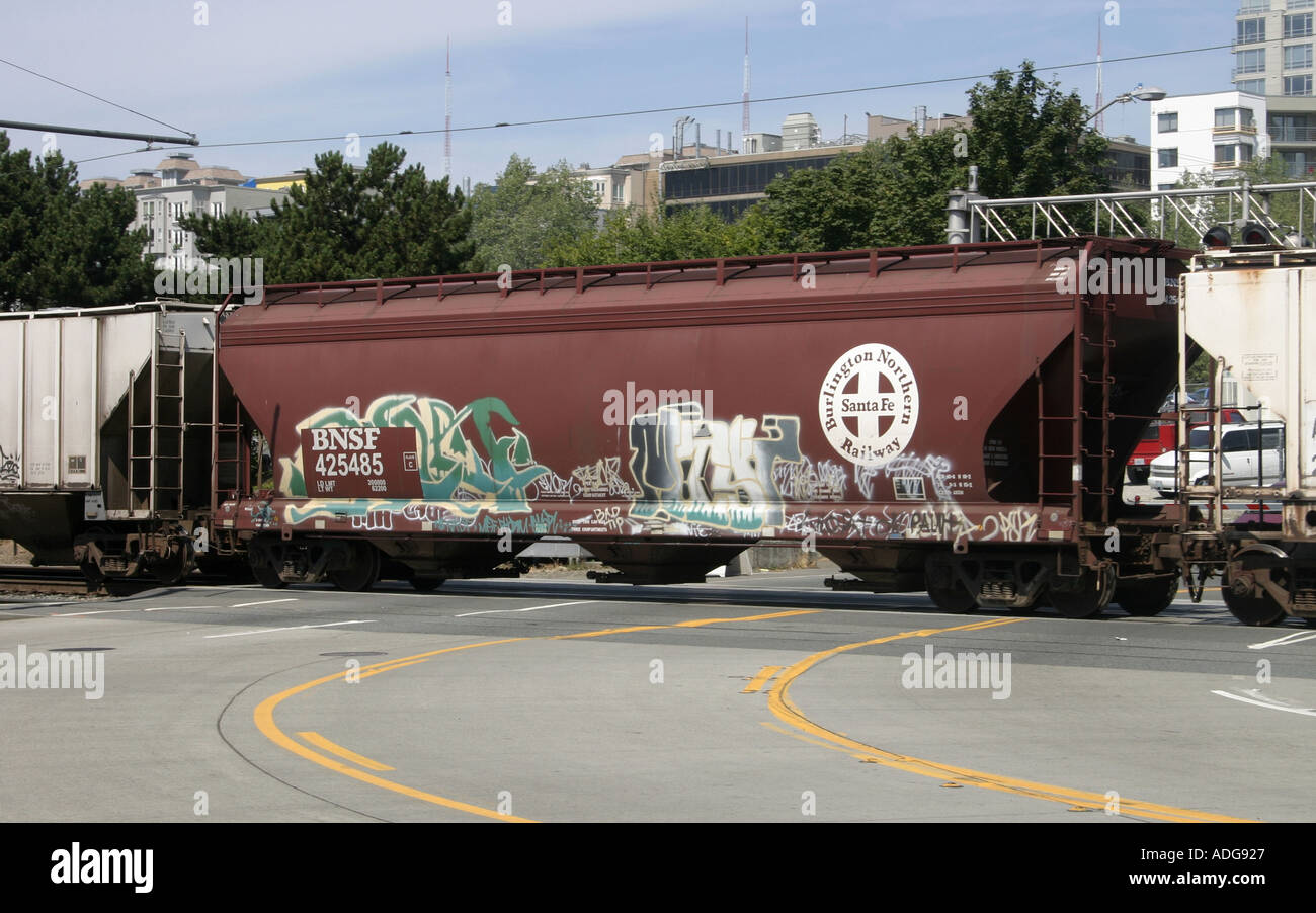 Burlington Northern Railroad nolo auto in grado attraversando il centro cittadino di Seattle WA Foto Stock