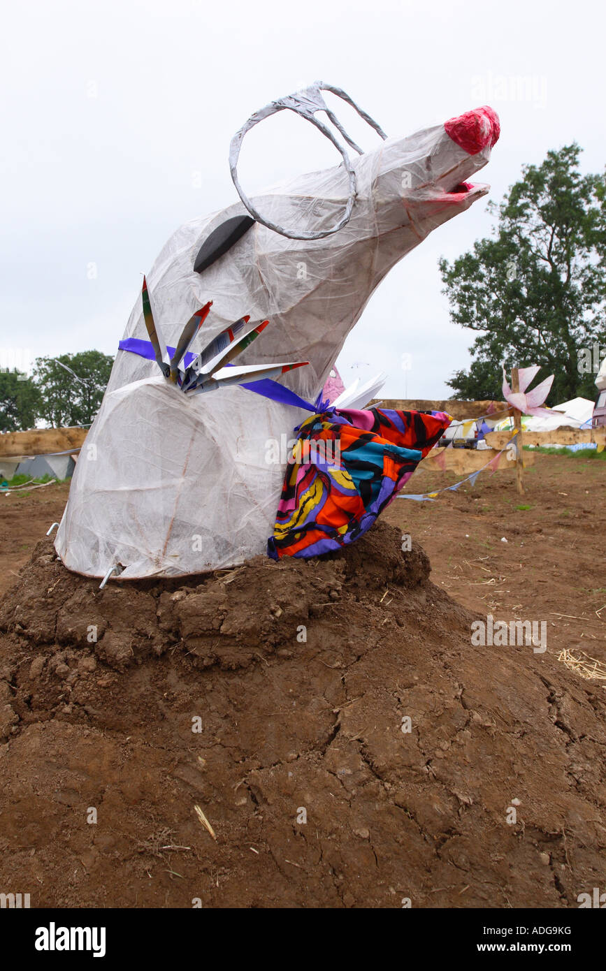 Mole artwork scultura fatta di carta emergente dalla terra al grande raduno verdi festival in Somerset Foto Stock