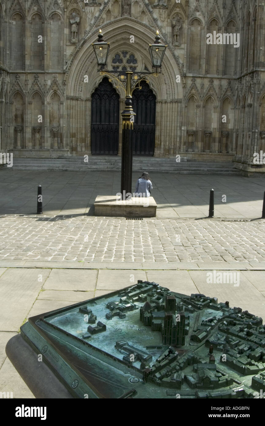 Bronze York street modello per il cieco trova da York Minster fronte ovest, York Regno Unito. Foto Stock