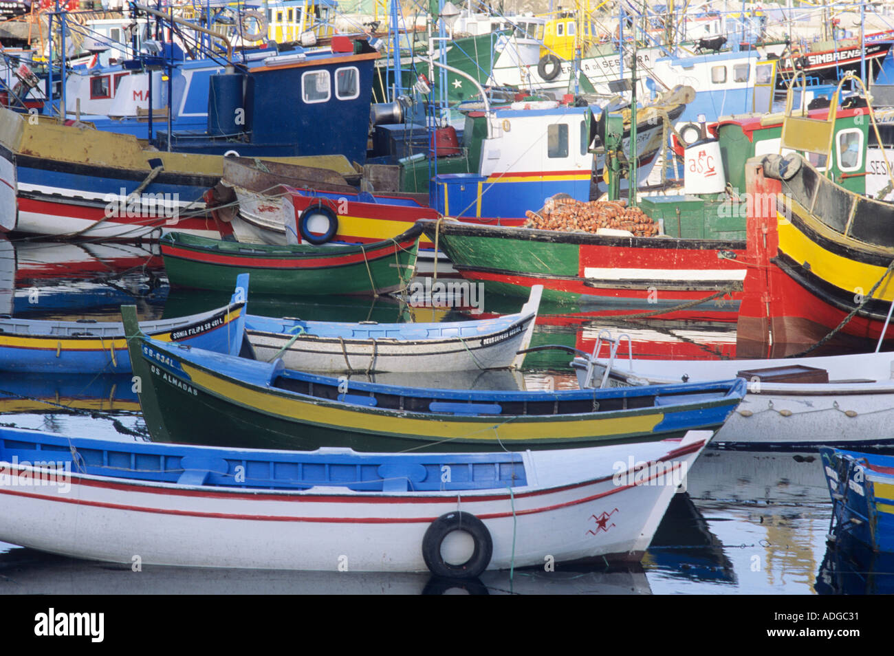 Barche in porto a Sesimbra Portogallo Foto Stock