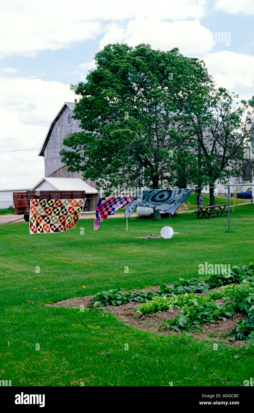 Patch quilt lavoro appeso sulla linea. Wisconsin, WI, Stati Uniti d'America, Stati Uniti d'America Foto Stock