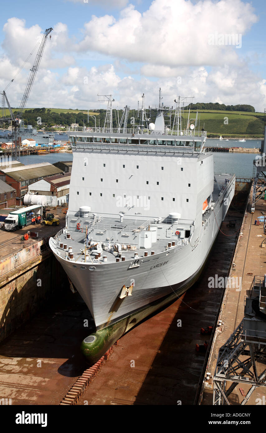 RFA Largs Bay in un bacino di carenaggio di Pendennis Shipyard in Colchester, Inghilterra. Foto Stock