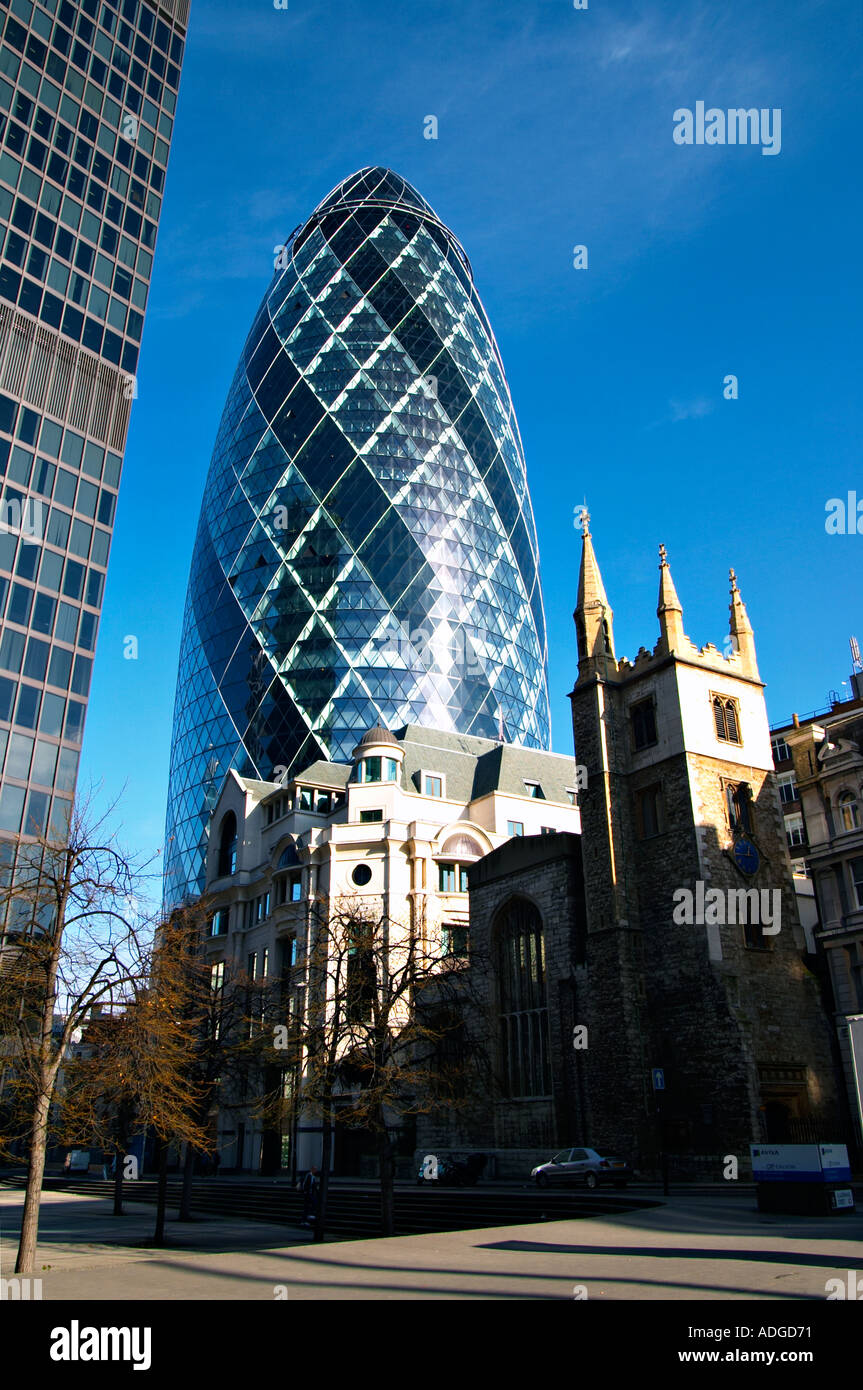 30 St Mary Axe Swiss Re Gherkin grattacielo Torre in Londra England Regno Unito Foto Stock