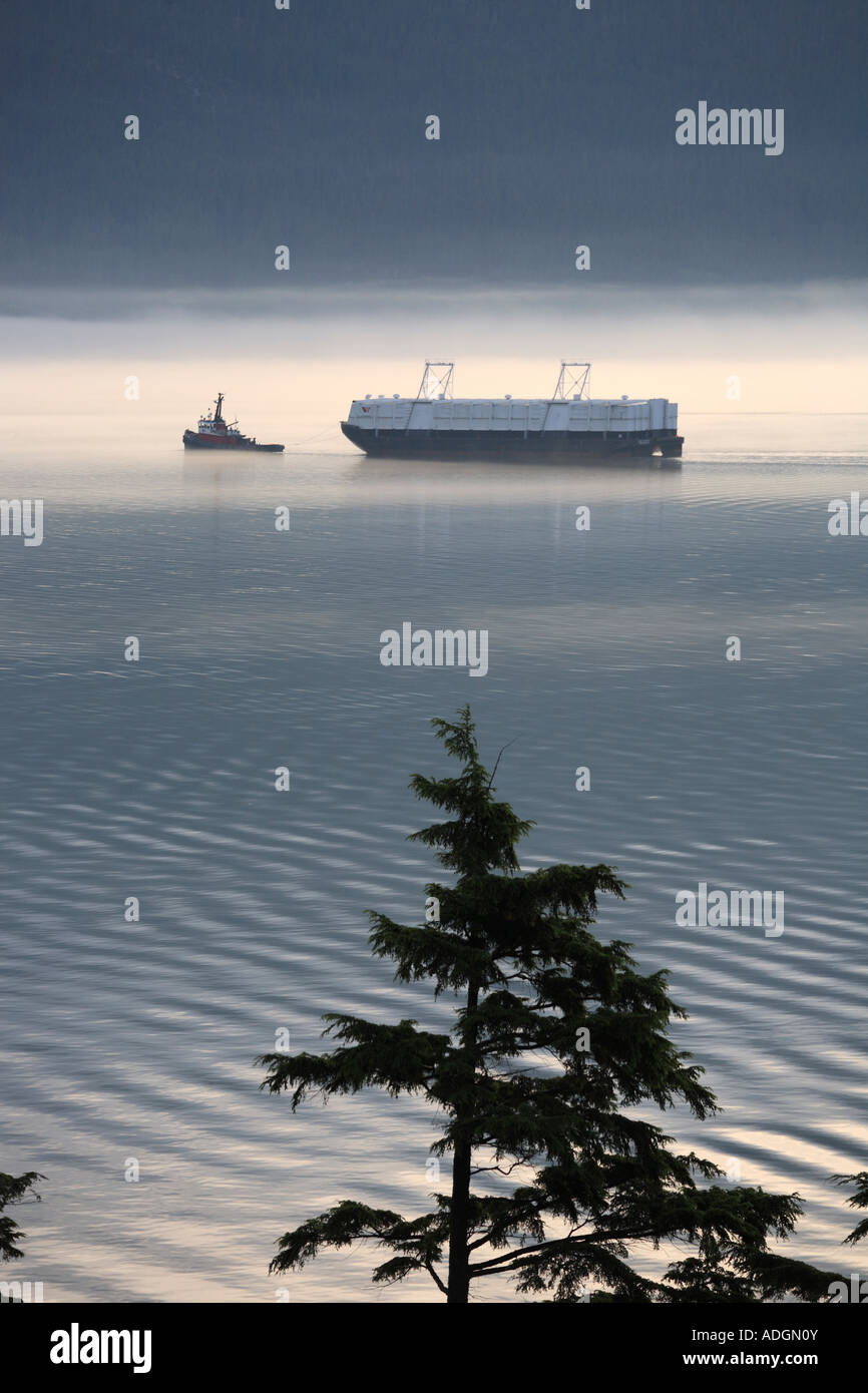 Rimorchiatore a traino e bulk bettolina in direzione di Rio Tinto Alcan/smelter di alluminio Kitimat British Columbia Foto Stock