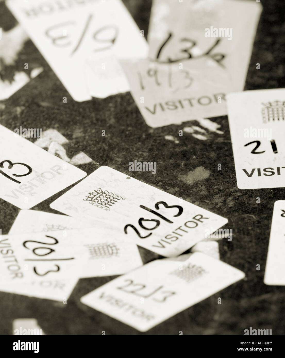 Visitatore scartati i biglietti per le Case del Parlamento Westminster Londod Foto Stock
