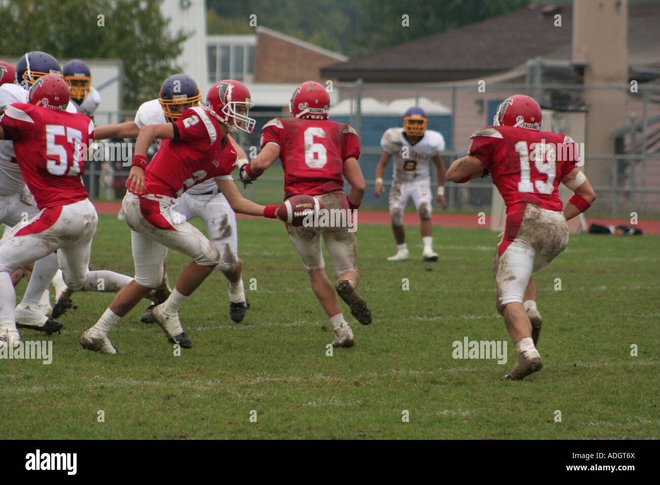 Quarterback guarda a mano disinserito durante una corsa. Foto Stock