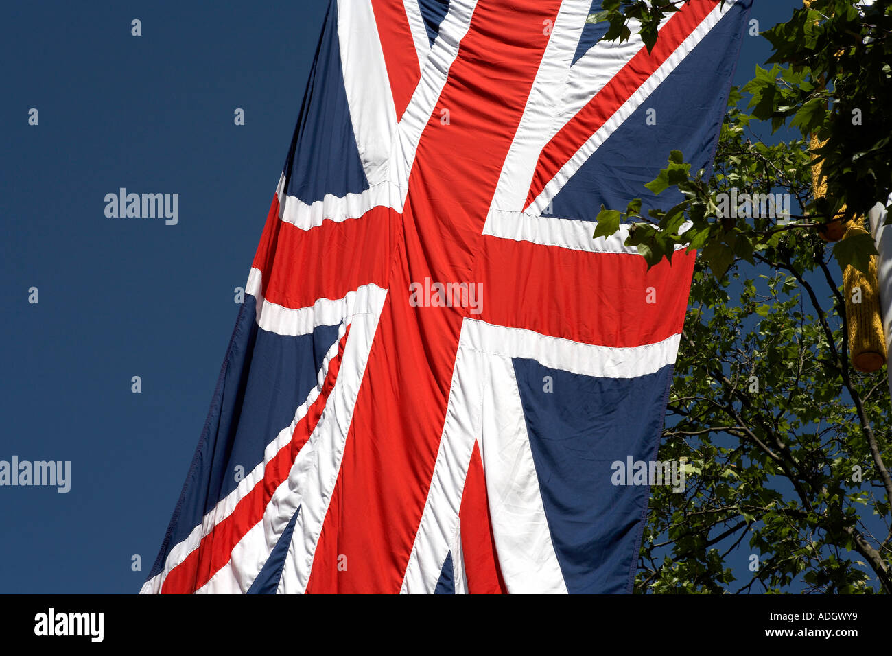 La union jack flag vola da una bandiera pole sul mall Londra Inghilterra Regno Unito Europa Foto Stock