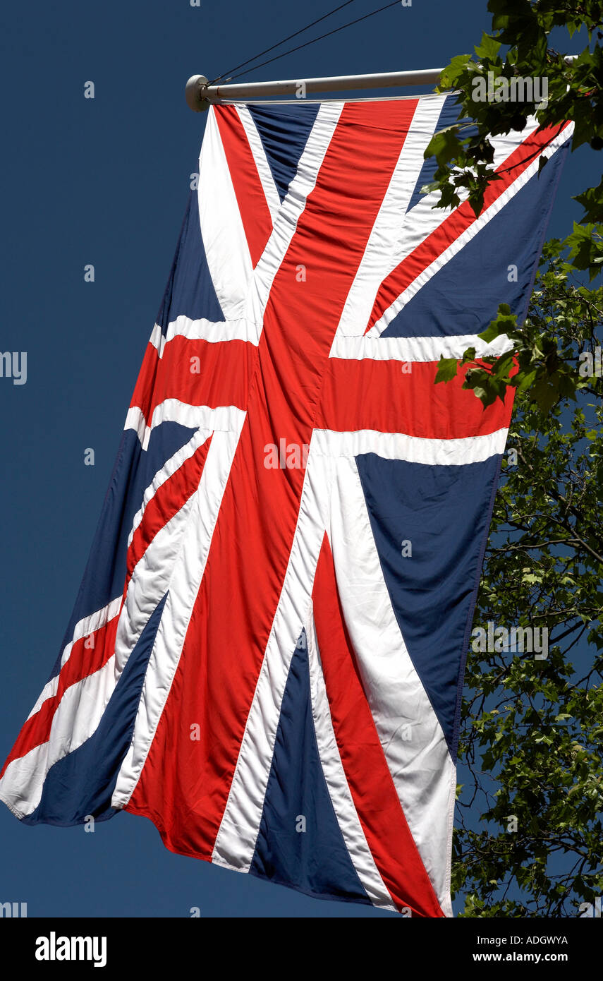 La union jack flag vola da una bandiera pole sul mall Londra Inghilterra Regno Unito Europa Foto Stock