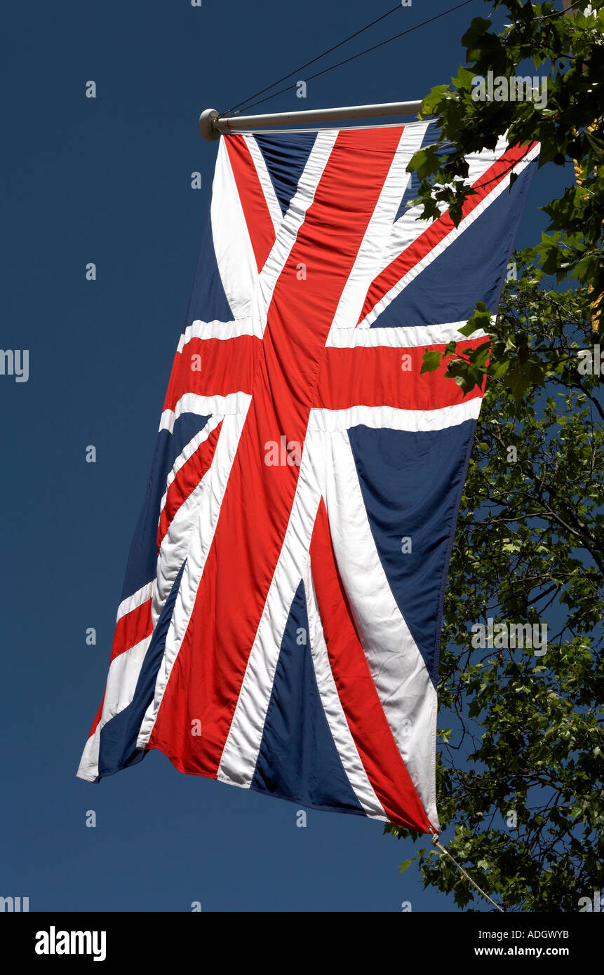 La union jack flag vola da una bandiera pole sul mall Londra Inghilterra Regno Unito Europa Foto Stock