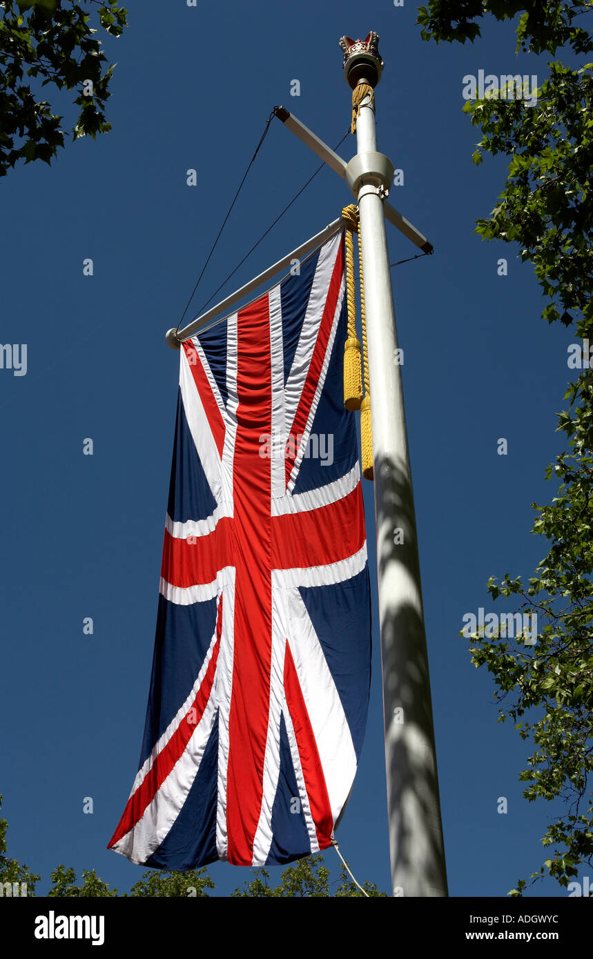 La union jack flag vola da una bandiera pole sul mall Londra Inghilterra Regno Unito Europa Foto Stock