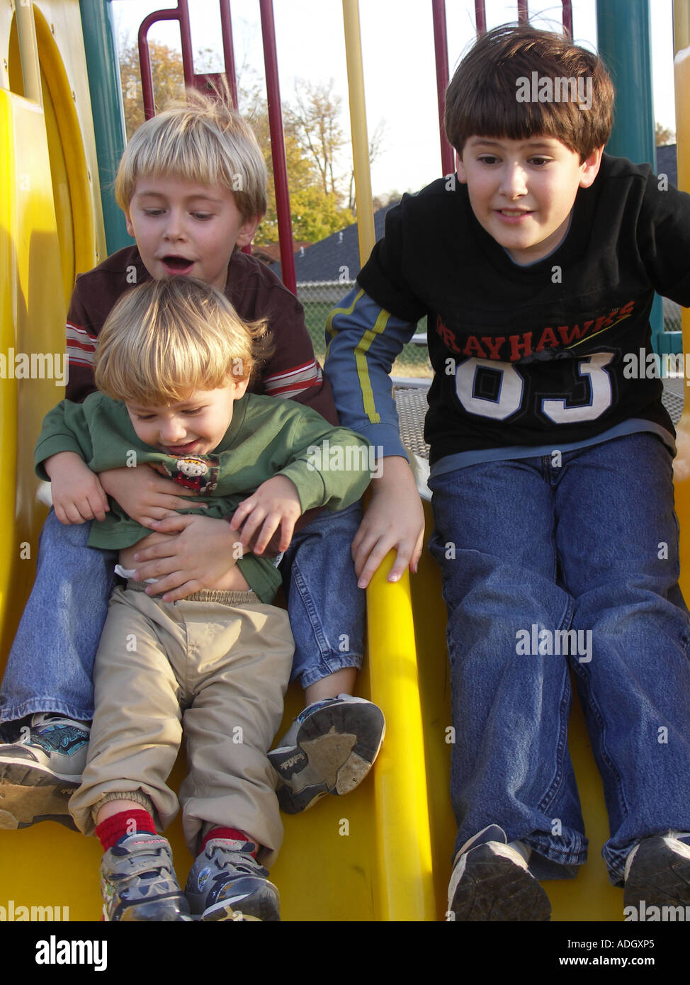 Ragazzi giocare sulla diapositiva Foto Stock