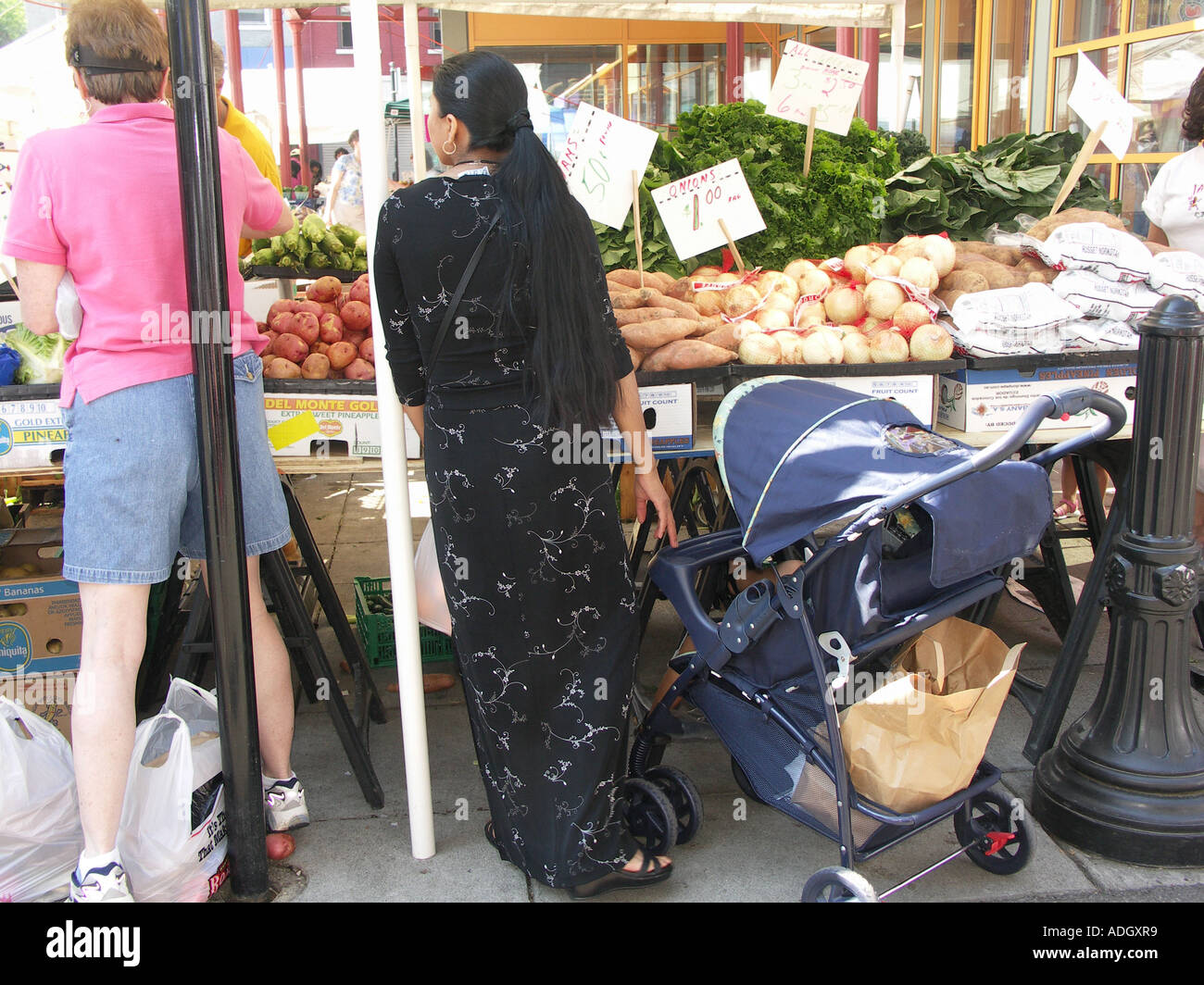 Diverse persone Shop al mercato all'aperto Foto Stock