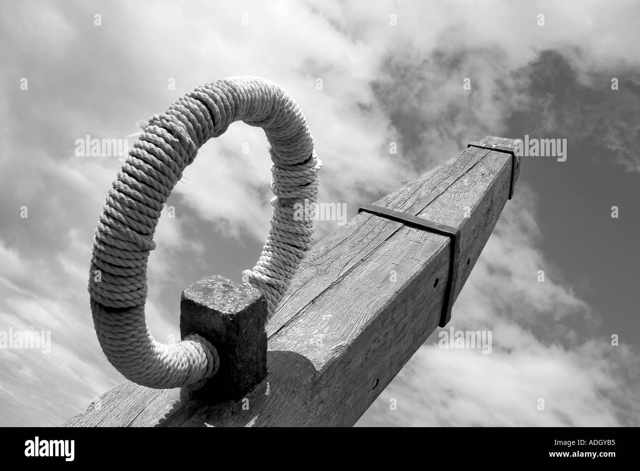 Ancoraggio anello di ferro & Post avvolto o coperto di panna montata e corda nodo a MacDuff Harbour, Aberdeenshire, Scotland, Regno Unito Foto Stock