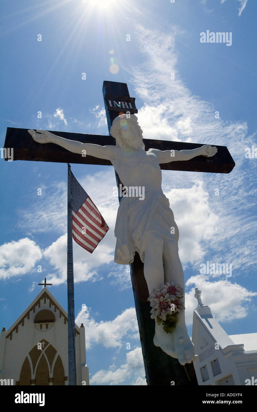 Basso angolo vista di una statua di Gesù Cristo, San Rocco cimitero, New Orleans, Louisiana, Stati Uniti d'America Foto Stock