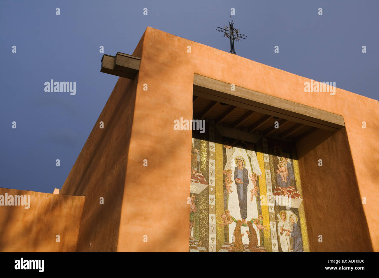Chiesa di Adobe e il mosaico a San Francesco Collegio Santa Fe New Mexico Foto Stock