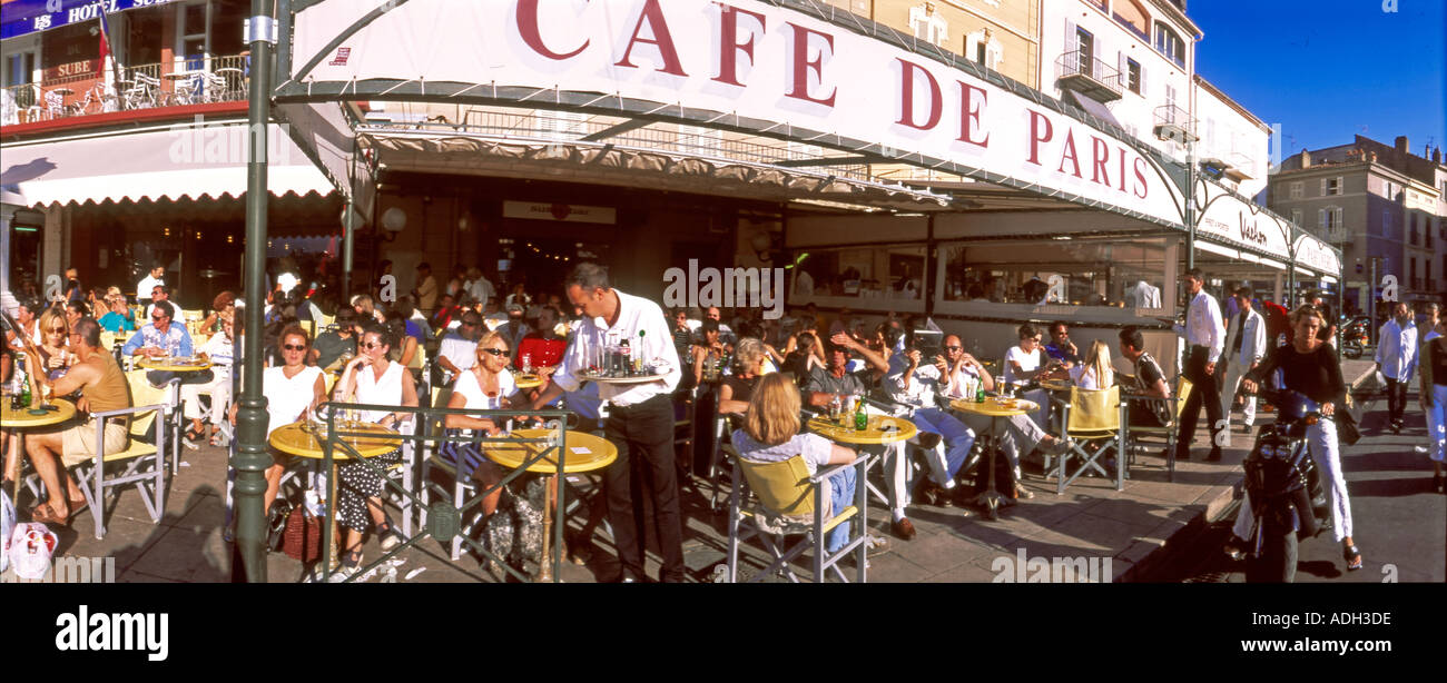 Francia St Tropez Cafe de Paris terasse persone e vista sul porto Foto Stock